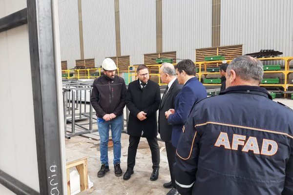 Sn Valimiz; Deprem Bölgesi İçin üretimi devam eden tuvaletleri inceledi.